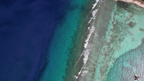 Vista-Aérea-De-Los-Arrecifes-De-Coral-Y-La-Costa-De-Virgen-Gorda,-Islas-Vírgenes-Británicas