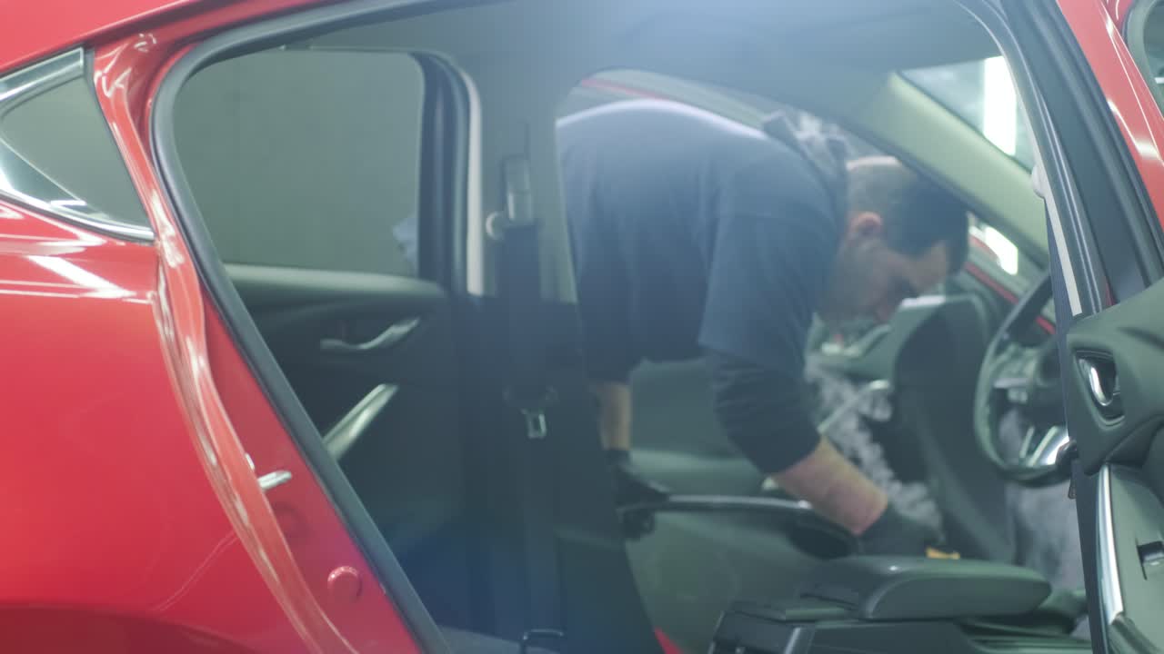 전문적인 자동차 청소. 샤워. 인테리어 세부 사항. 자동차 인테리어를 건조 청소 및 세부 사항; 깊은 좌석 청소; 자동차 세탁에서 거품을 는; 먼지에서 자동차 패널을 청소하는; 진공청소기