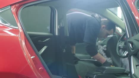 limpieza profesional de automóviles. lavado de sars. detalles interiores. limpieza en seco y detalles del interior de un automóvil. limpeza profunda de asientos. limpeza de espuma en el lavado de automóviles; limpieza del panel del automóvil del polvo. una aspiradora