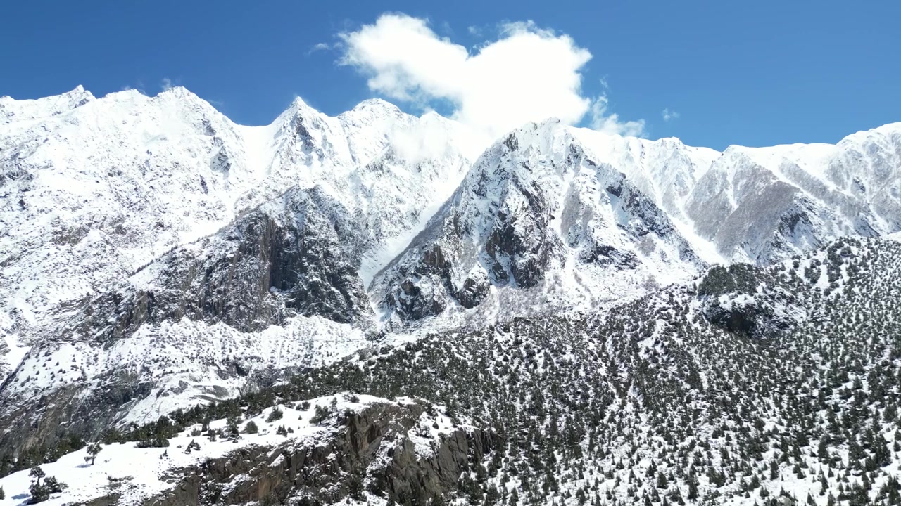 Viaggio aereo con drone sopra le maestose cime innevate e il ghiacciaio serpeggiante del Monte Rakaposhi nella Valle di Hunza, Pakistan.