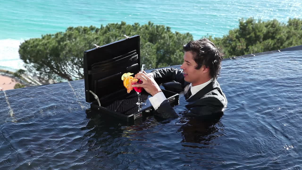 수영장에서 사업가