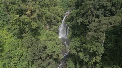 Luftrotationen-über-Dem-Tiu-Kelep-Dschungelwasserfall-In-Lombok,-Indonesien