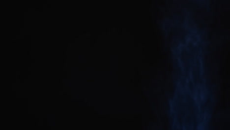 video de granos de arena azul arrojados al aire y espacio de copia en fondo negro