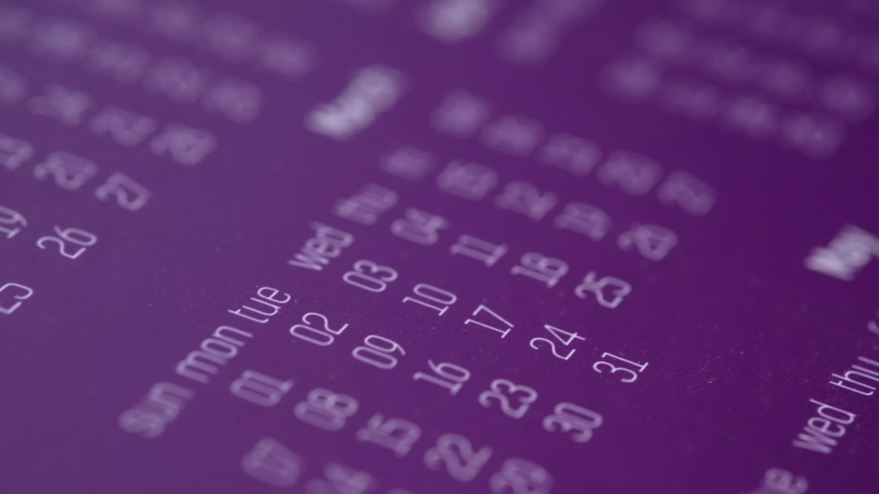 primer plano de un calendario púrpura