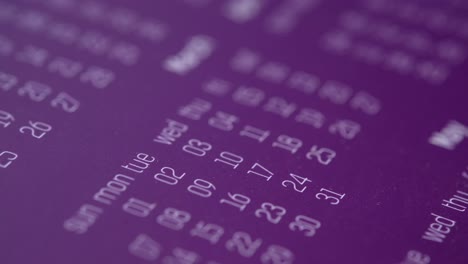 primer plano de un calendario púrpura