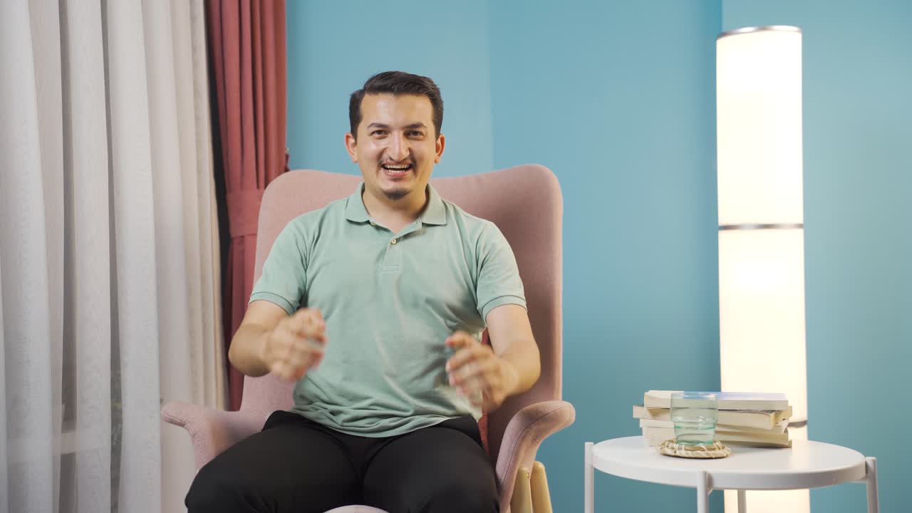 hombre experimentando alegría mirando a la cámara.