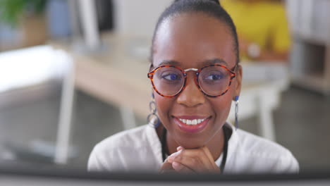 Lächeln,-Computer-Und-Schwarze-Frau-Im-Modernen-Büro