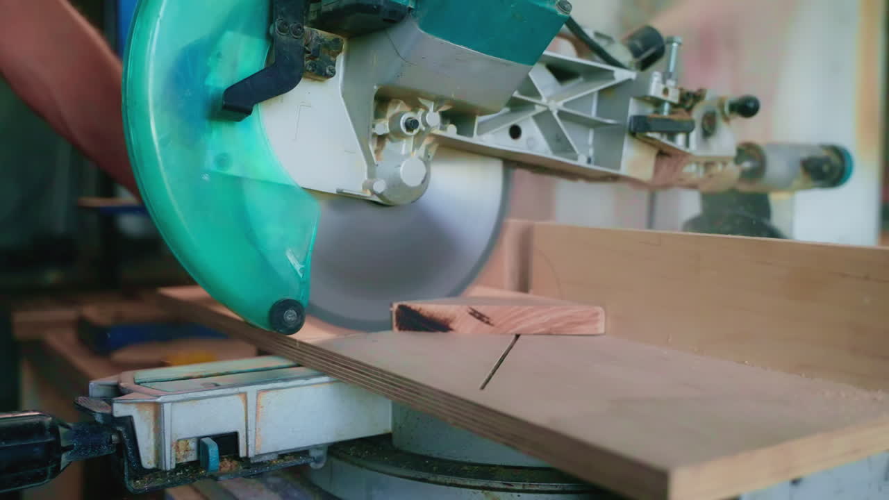 круговая пила для резки древесины