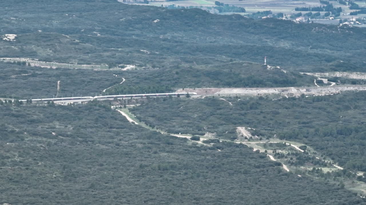 프랑스 남쪽 의 높은 고도 에서 볼 수 있는 열차