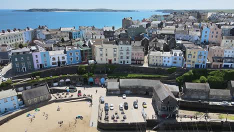 Ciudad-Costera-De-Tenby-En-Pembrokeshire,-Gales,-Aumento-De-Imágenes-De-Drones