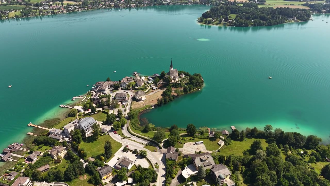 Ripresa con drone del villaggio di Maria Wörth sul lago Wörthersee in Austria in una soleggiata giornata estiva