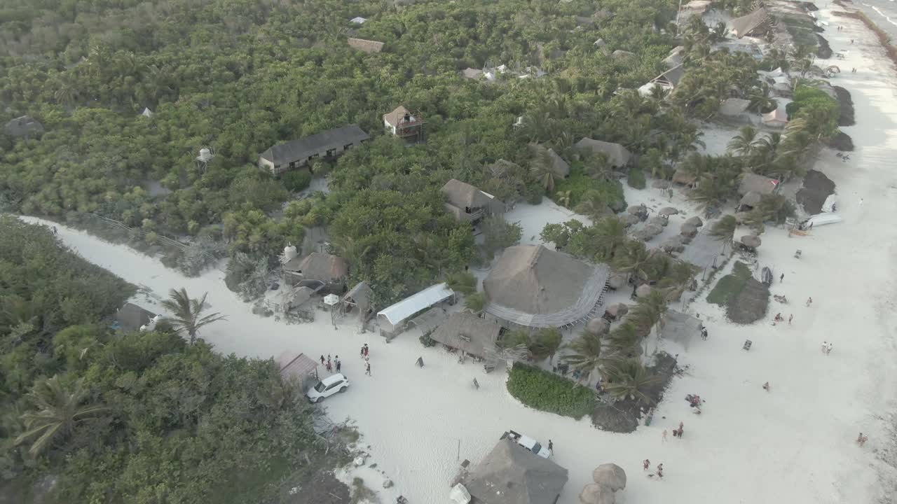 vacaciones en playa tulum, playa paradisiaca en tulum, mar tomado por algas sargazos 7