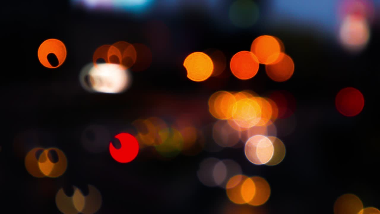 luces nocturnas borrosas bokeh de coches en el tráfico en la carretera por la noche. abstract brillante borroso colorido bokeh. luces bokeh en el fondo nocturno de la ciudad