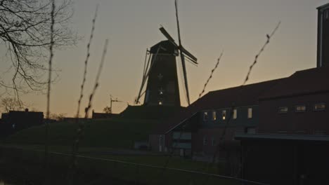 Focusrack-Desde-Juncos-Cerca-Del-Río-Hasta-Un-Histórico-Molino-De-Viento-En-Los-Países-Bajos-Al-Atardecer