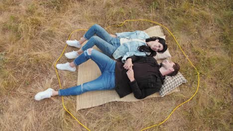 una pareja relajándose en el parque.