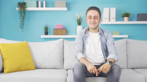 el hombre que promueve está señalando hacia el lado y riéndose.