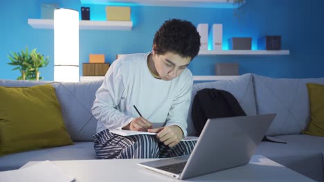 Estudiante-Masculino-Estudiando.