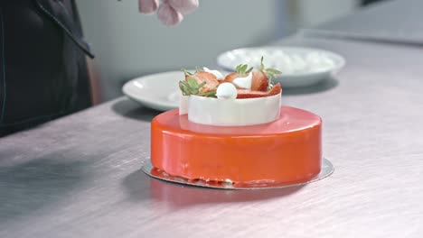 decorando el pastel esmaltado con besos de merengue