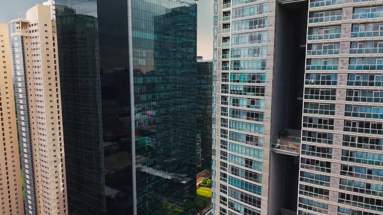 Inquadratura d'ambiente tra grattacieli a Bonifacio Global City - skyline di Manila