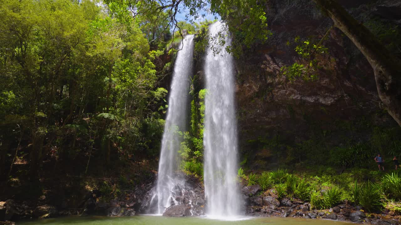 parque nacional springbrook, circuito de caída doble en medio del bosque