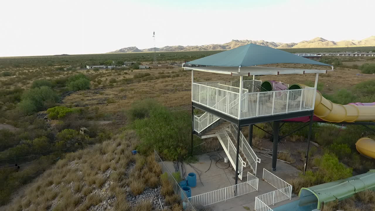 una amplia toma de un dron giratorio de dos grandes toboganes en el parque acuático abandonado breakers en tucson, arizona