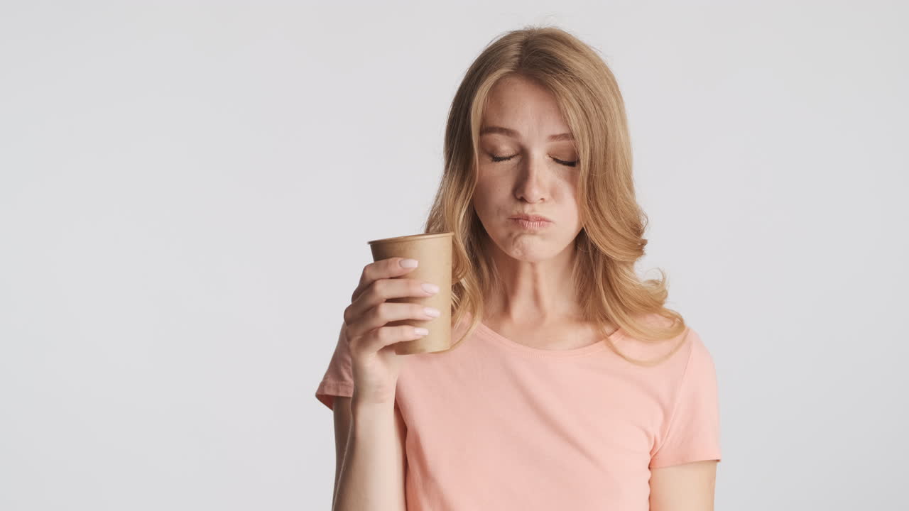 카메라 앞에서 물을 마시는 백인 여성.