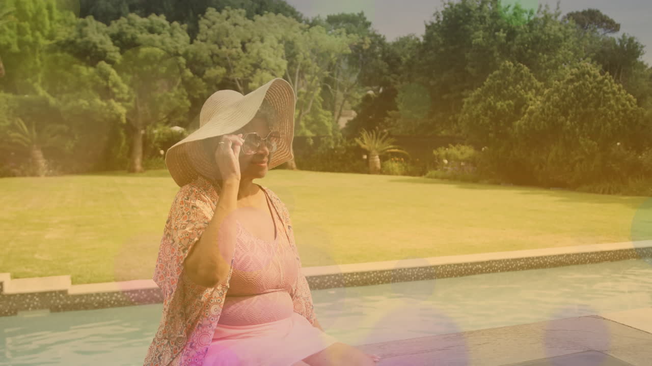 선과 선글라스를 입은 여자, 수영장 에 앉아 있는 여자, 다채로운 빛의 애니메이션