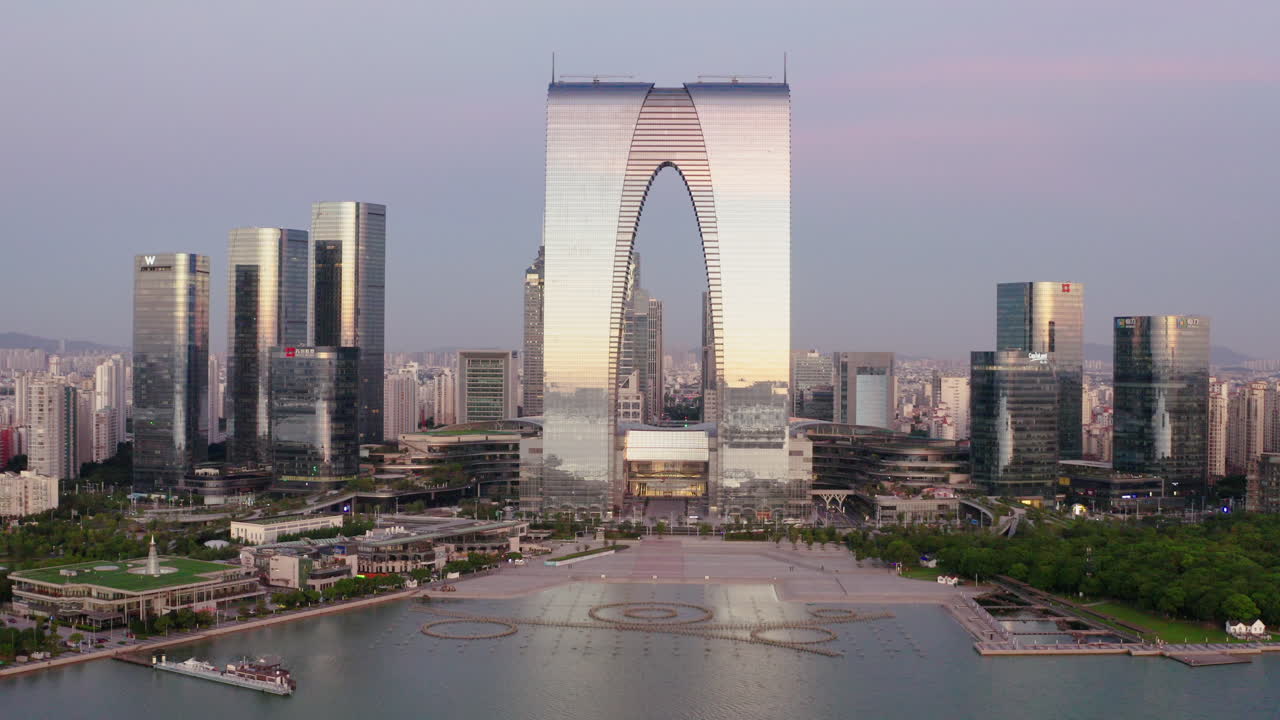 호수 에 있는 cbd 건물, 중국 수주에 있는 에어리얼.