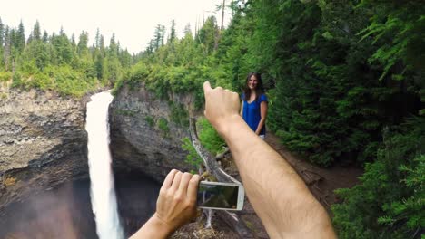 Frau-Lässt-Sich-In-Der-Nähe-Des-Wasserfalls-4k-Fotografieren