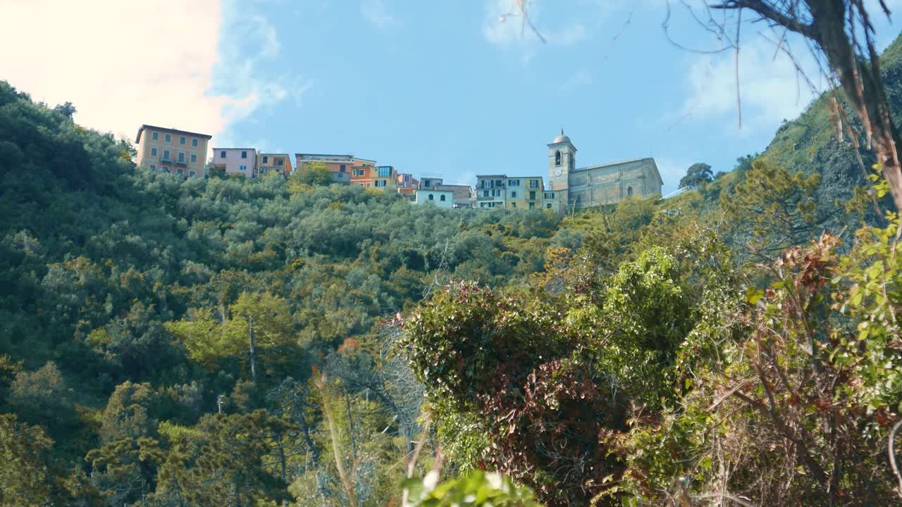 베르나자 (vernazza) 위에서, 산테 테레 (cinque terre) 는 절벽에 자리잡은 해안 마을의 숨막히는 공중 풍경입니다.