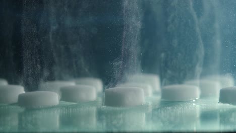 primer plano extremo de la disolución de una tableta de sal en agua suavizador de agua lapso de tiempo
