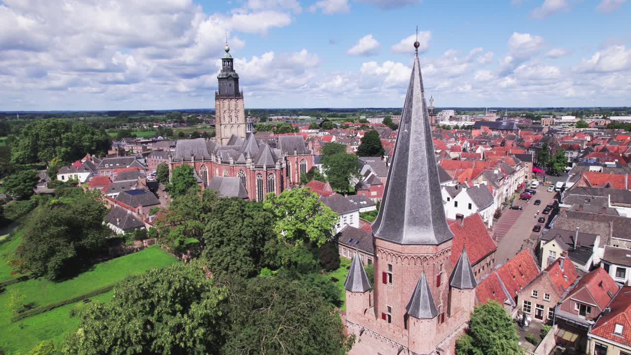 La città anseatica di Zutphen, Paesi Bassi, con la chiesa e la torre d'ingresso che si ergono sopra la città storica contro un cielo blu. Pittoresca città olandese vista dall'alto