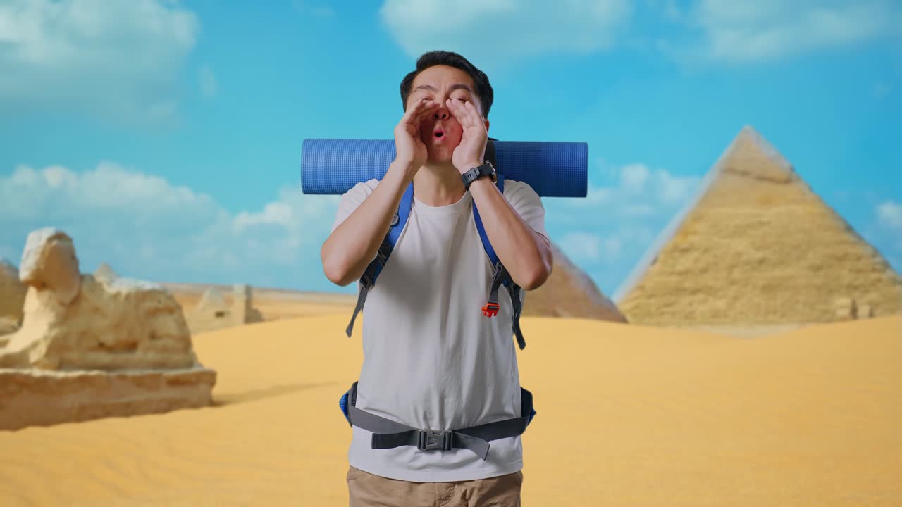 Cestovatel křičí v egyptské poušti.