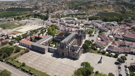 toma aérea desde los edificios religiosos más impresionantes de portugal, el monasterio de batalha