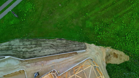 perspectiva aérea de una fábrica moderna en construcción en medio de tierras de cultivo verdes