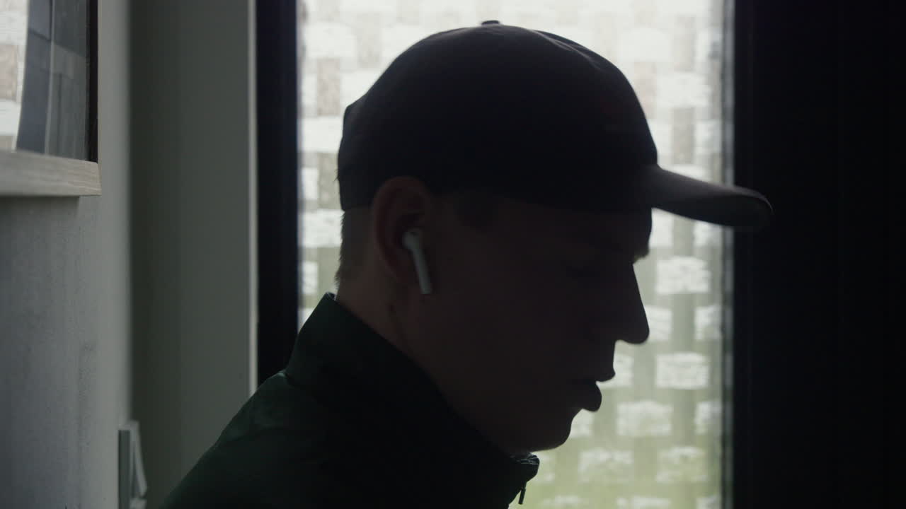 아침 달리기 후 운동 을 반영 하는 지친 남자 달리기 선수