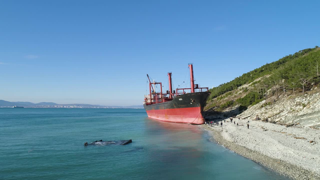 해안 해변 에 버려진 화물선