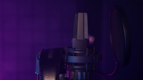 micrófono y auriculares en estudio de grabación