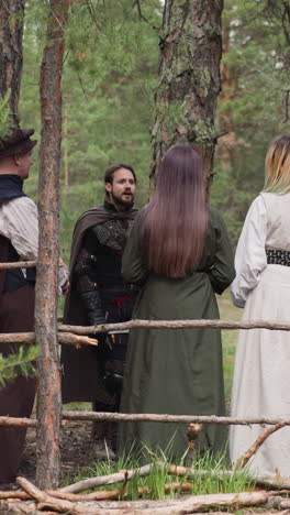 caballero enseña a los niños, campamento histórico para niños, edad media