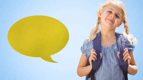 animación de burbuja de habla amarilla sobre una estudiante caucásica sonriente con mochila, en azul