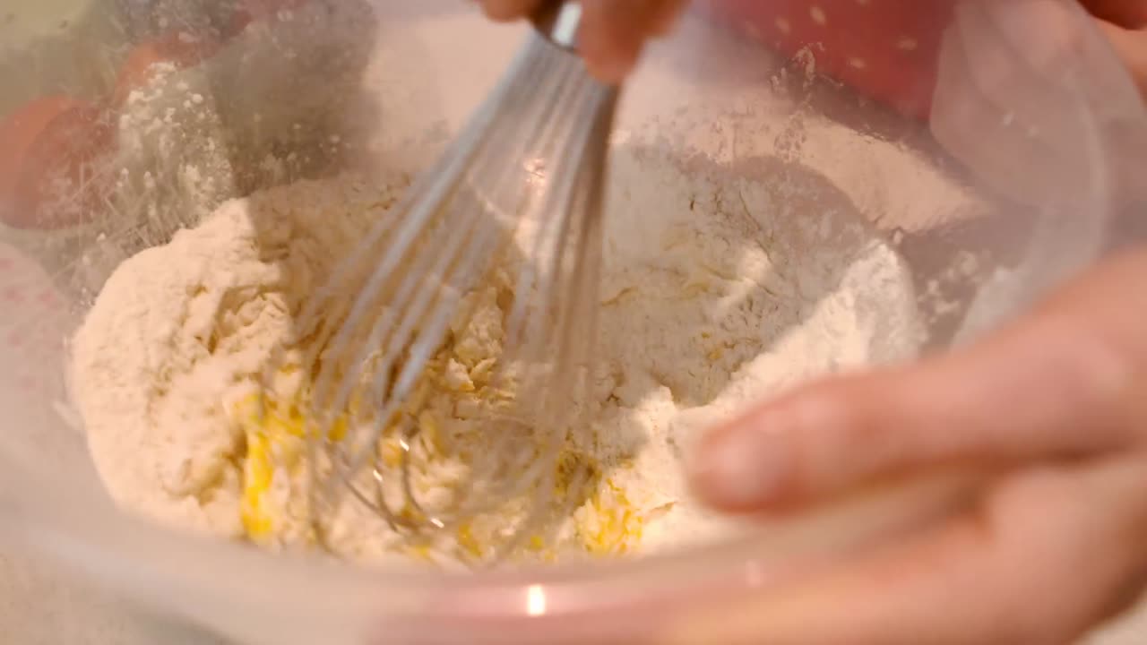 어머니 가 딸 을 도와 밀가루 를 는 것