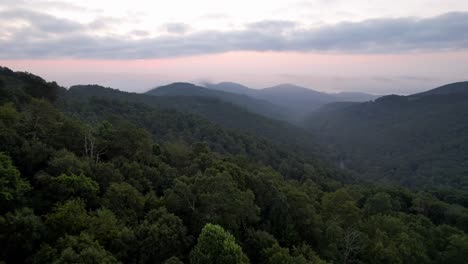 Antena-En-La-Copa-Del-árbol-Al-Amanecer-A-Lo-Largo-De-La-Cordillera-Blue-Ridge-Cerca-De-Boone-Y-Blowing-Rock-NC,-Carolina-Del-Norte