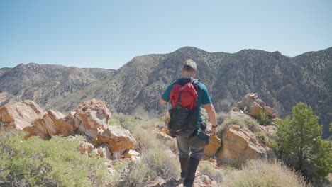 excursionista en el desierto de utah en la montaña big rock candy