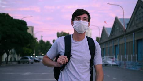 Chico-Casual-Con-Mascarilla-Caminando-Por-La-Calle-De-Ingeniero-Blanco-En-Buenos-Aires,-Argentina