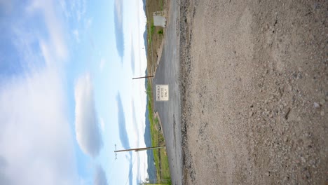 carretera cerrada que conduce a una nueva subdivisión de viviendas en las montañas, estática vertical