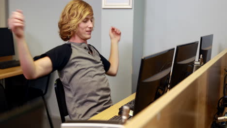 estudiante guapo usando la computadora
