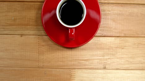 taza de café con el platillo
