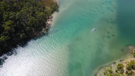 Segeln-über-Das-Türkisfarbene-Wasser-Des-Tallebudgera-Creek-Queensland-Australien