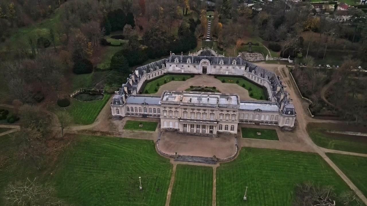 Mouvement de drone ascendant près du Château de Bizy et de ses limites de propriété, Vernon, France