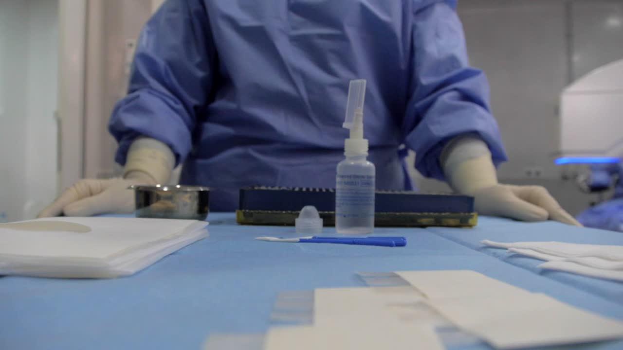 enfermera caminar con un carro equipo pov